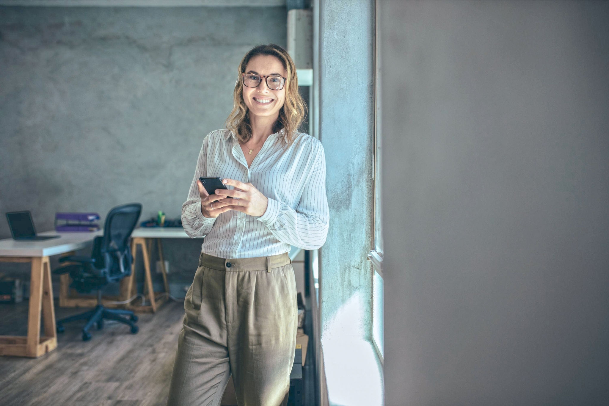 Canvas-woman-office-mobile-smiling