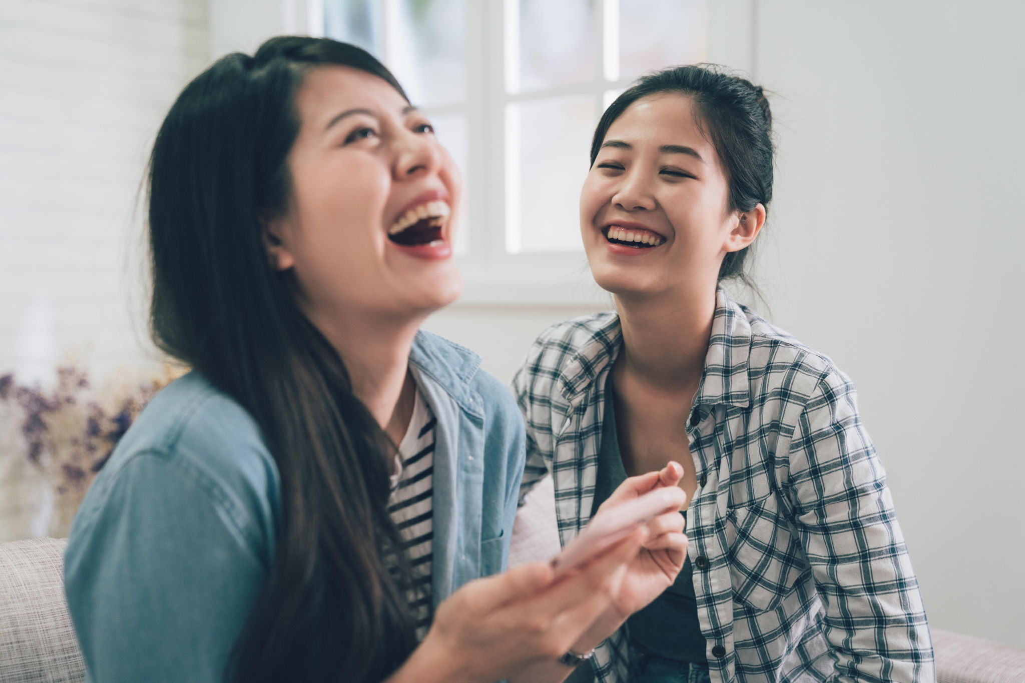 Cana-friends-laughing-texting